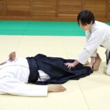 Stay away from him! You will definitely be thrown! Karate Girl and Daito-ryu Aikijujutsu