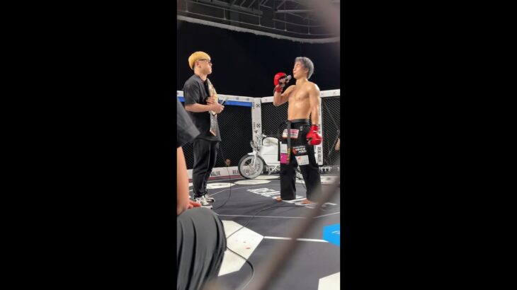 大野篤貴の試合後にリングへ乱入する井原良太郎