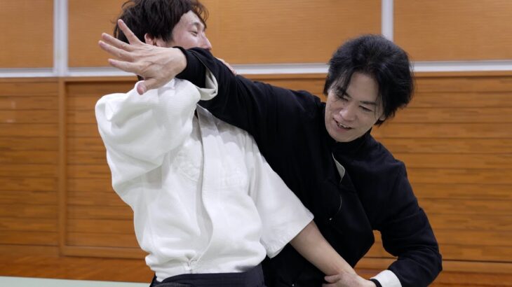 [Chinese Kung-fu and Aikido] Aikido master unable to do ukemi against dangerous Kung-fu throws!