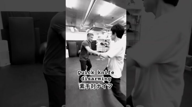 素手対ナイフ。少し早めに