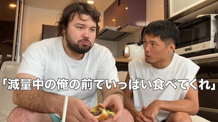 試合前で減量中の私の前でプロレスラーになったウルフアロンがマクドナルドを食べまくって復讐する動画です