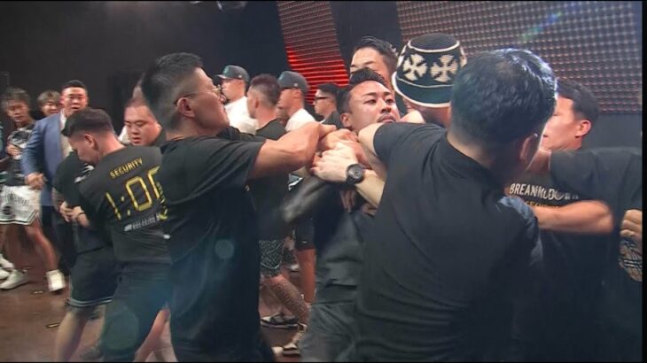 大乱闘になった対戦カード発表記者会見の舞台裏で、選手たちが各々感情を爆発させていた。