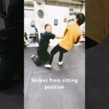 立ち膝でのストライク　Strike from sitting position