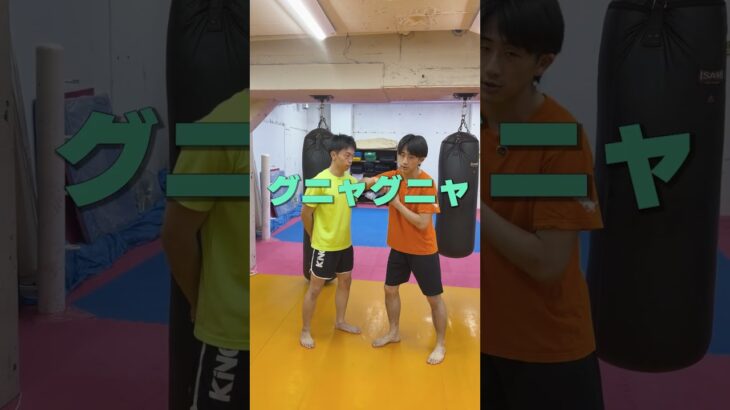 姿勢の肘打ち
